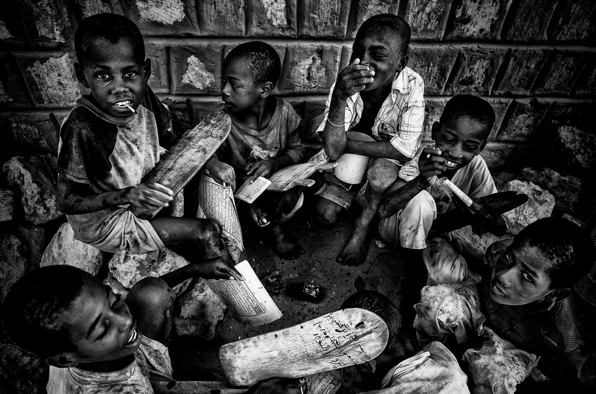 Learning the school lesson in the street - Mali Poster och Canvastavla