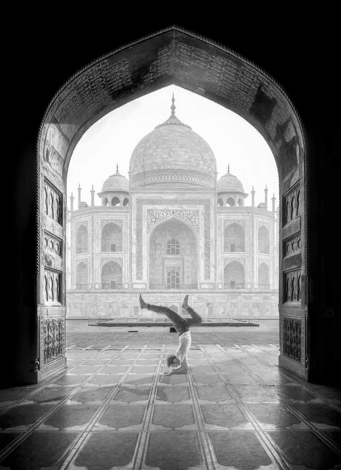 Yoga in Taj Mahal Poster och Canvastavla
