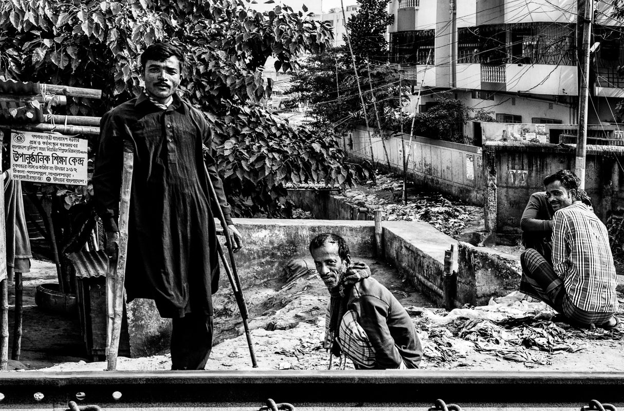 On the railroad tracks - Bangladesh Poster och Canvastavla