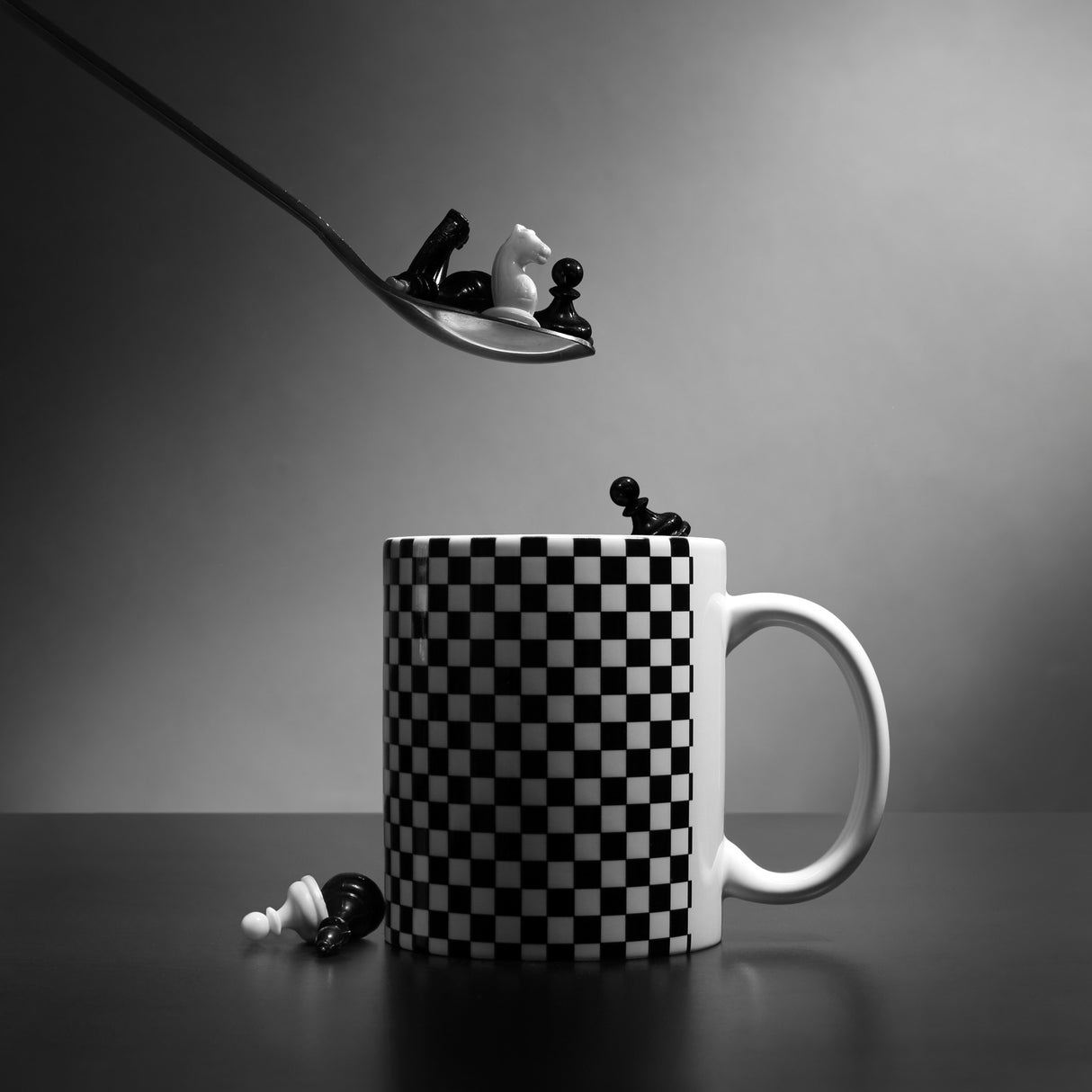 A cup of tea for the chess player Poster och Canvastavla
