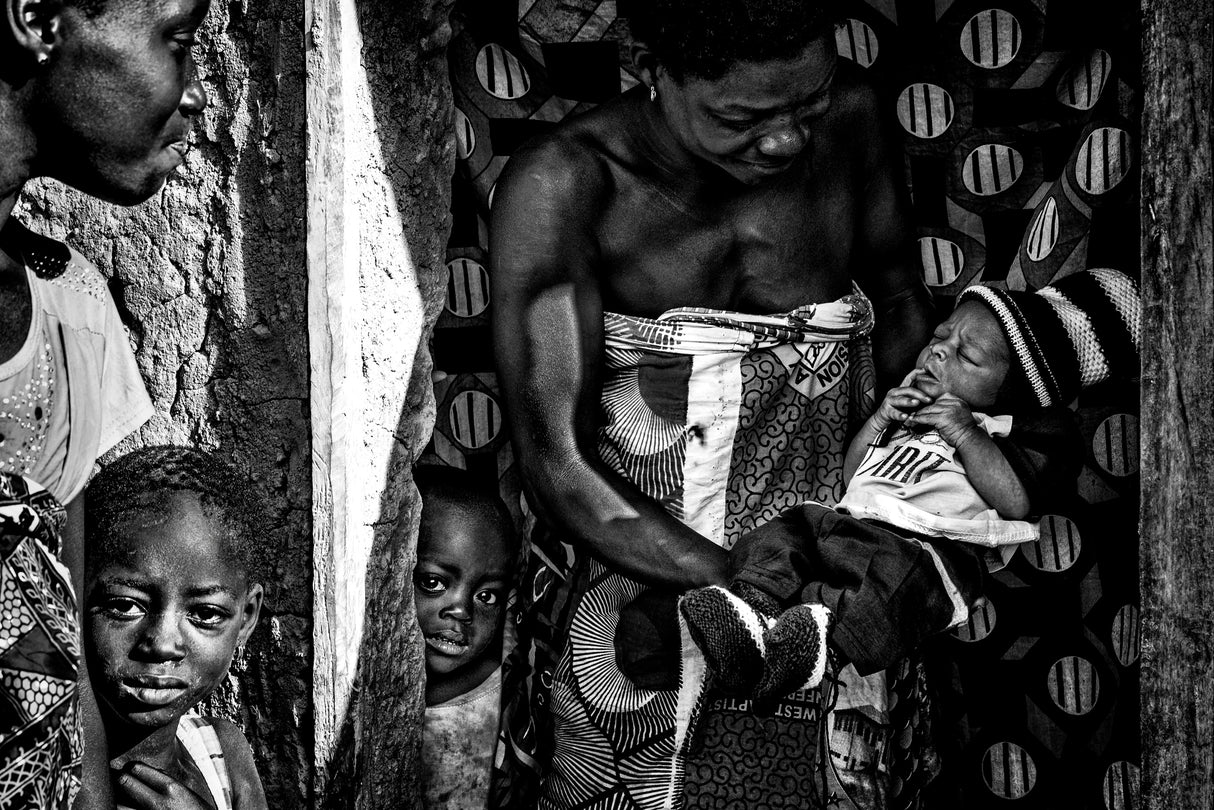 Proudly showing her newborn child - Benin Poster och Canvastavla