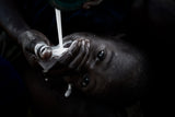 Feeding her child - Benin Poster och Canvastavla