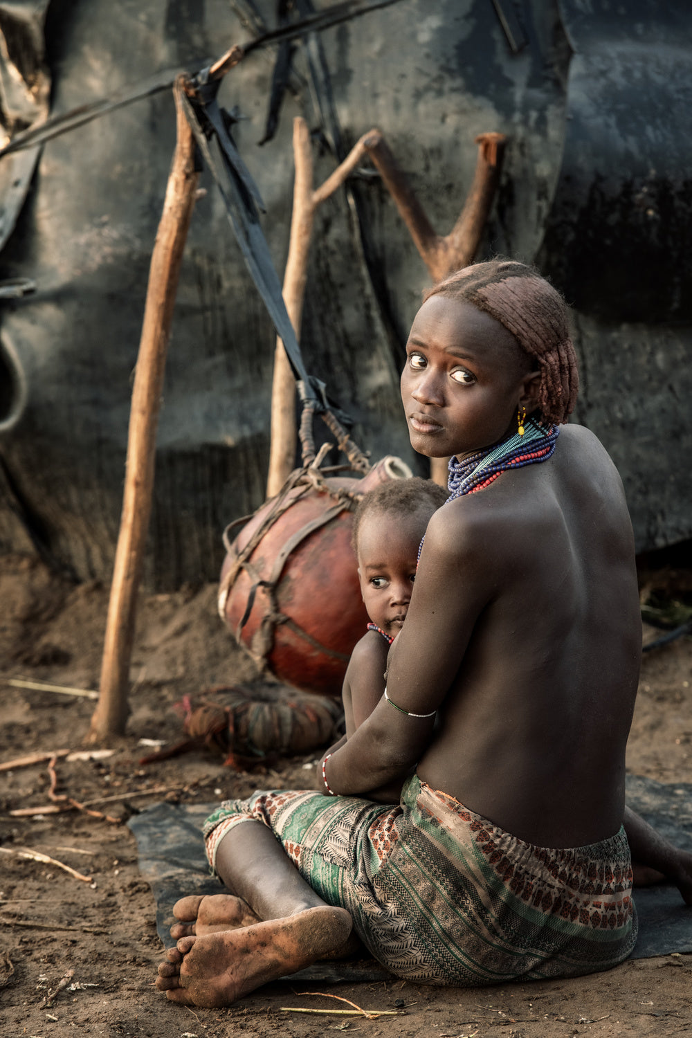 Dassenech mother and child at work Poster och Canvastavla