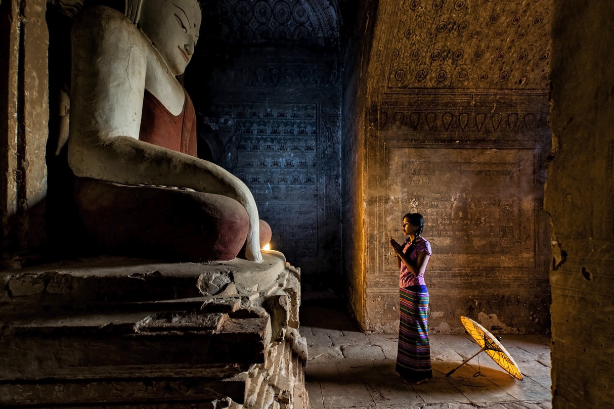 Young lady and umbrella in pagoda Poster och Canvastavla