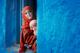 A mother and his child look out of the window Poster och Canvastavla