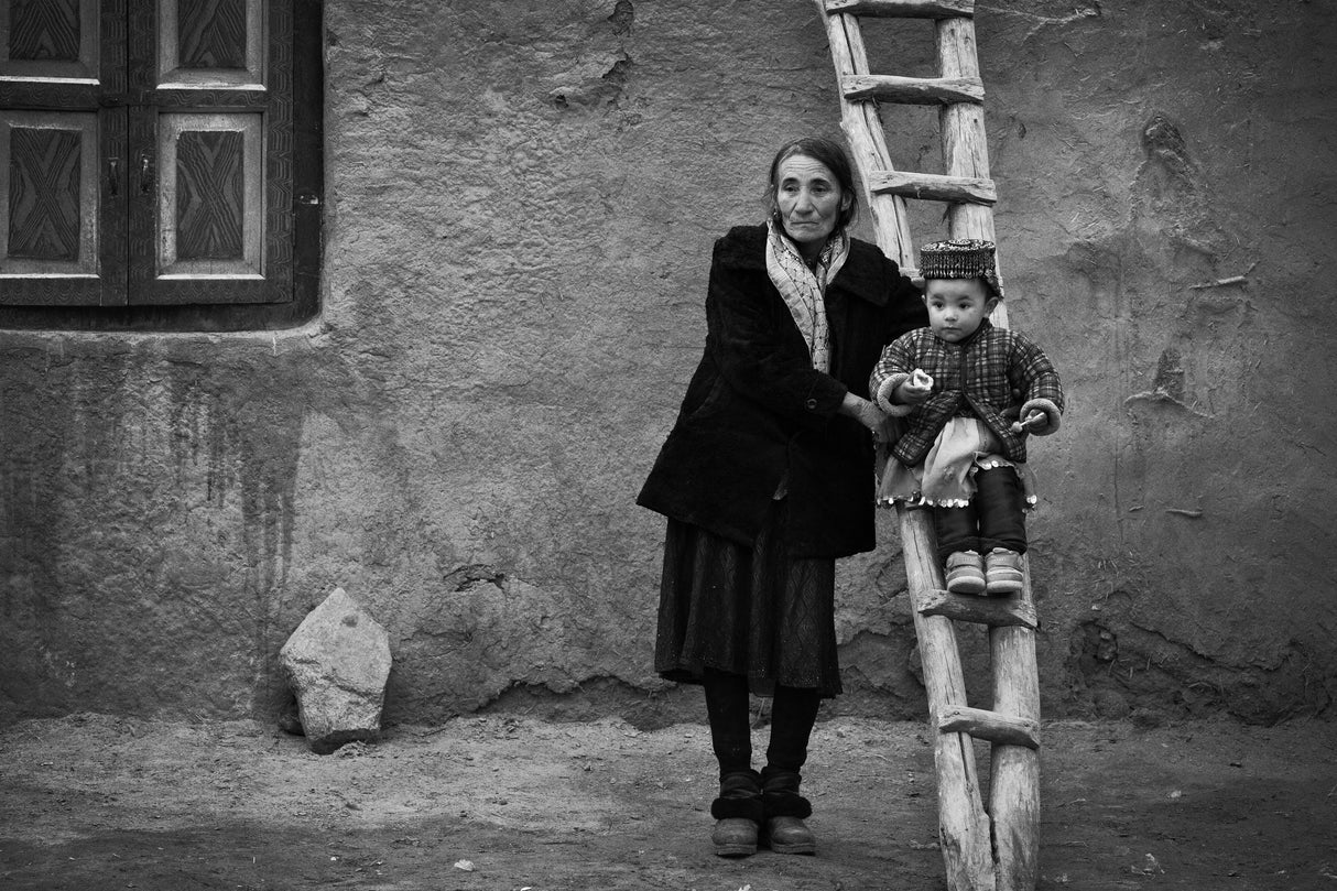 Grandma and I - Chinese Tajiks Poster och Canvastavla