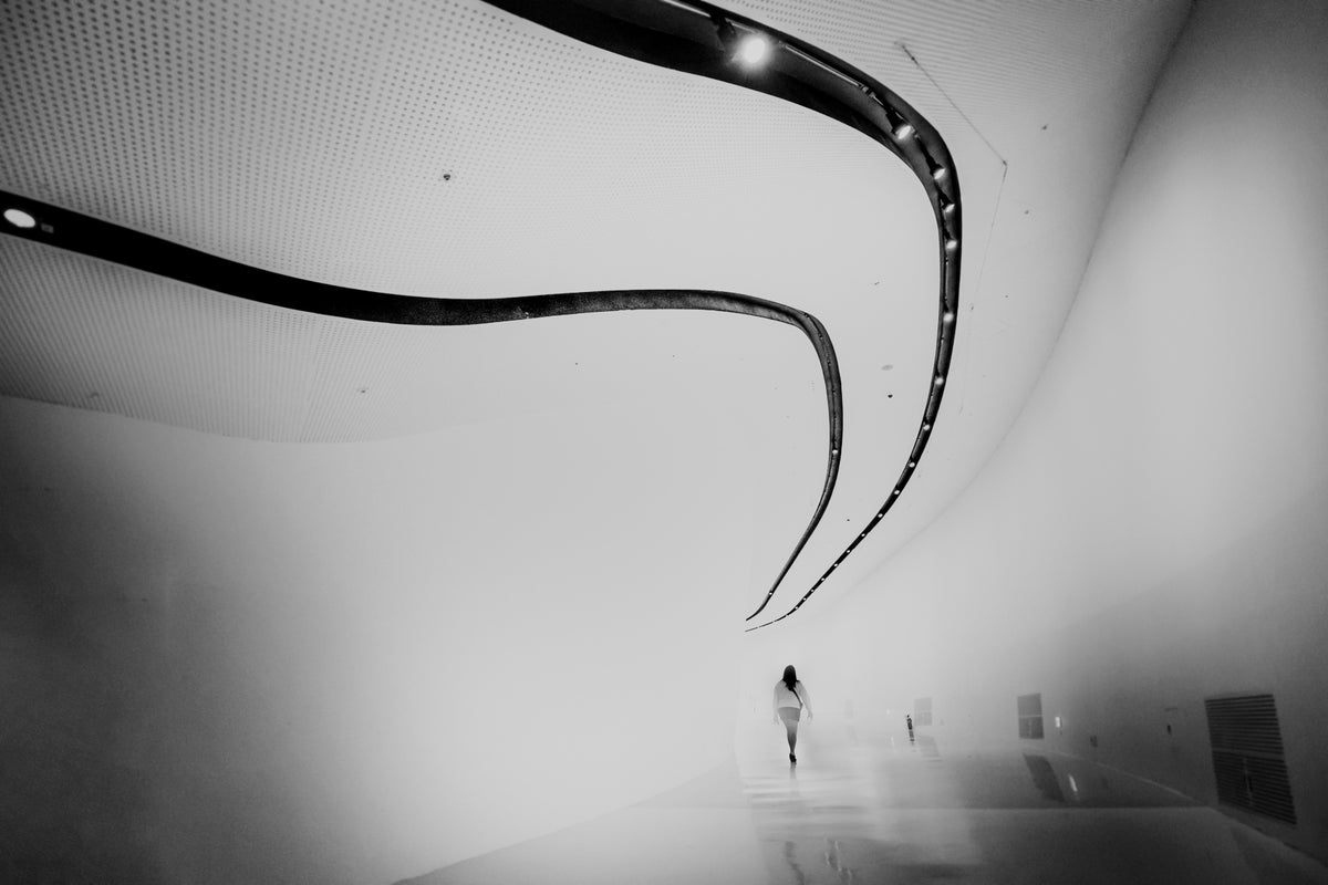 curved hallway Poster och Canvastavla