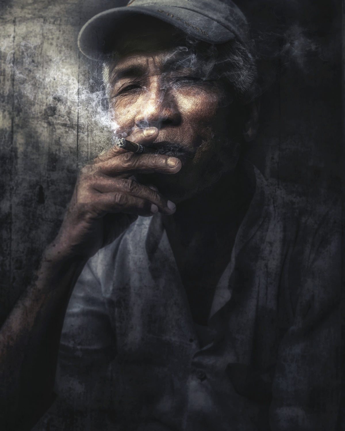 Man with Cigar, Myanmar. Poster och Canvastavla