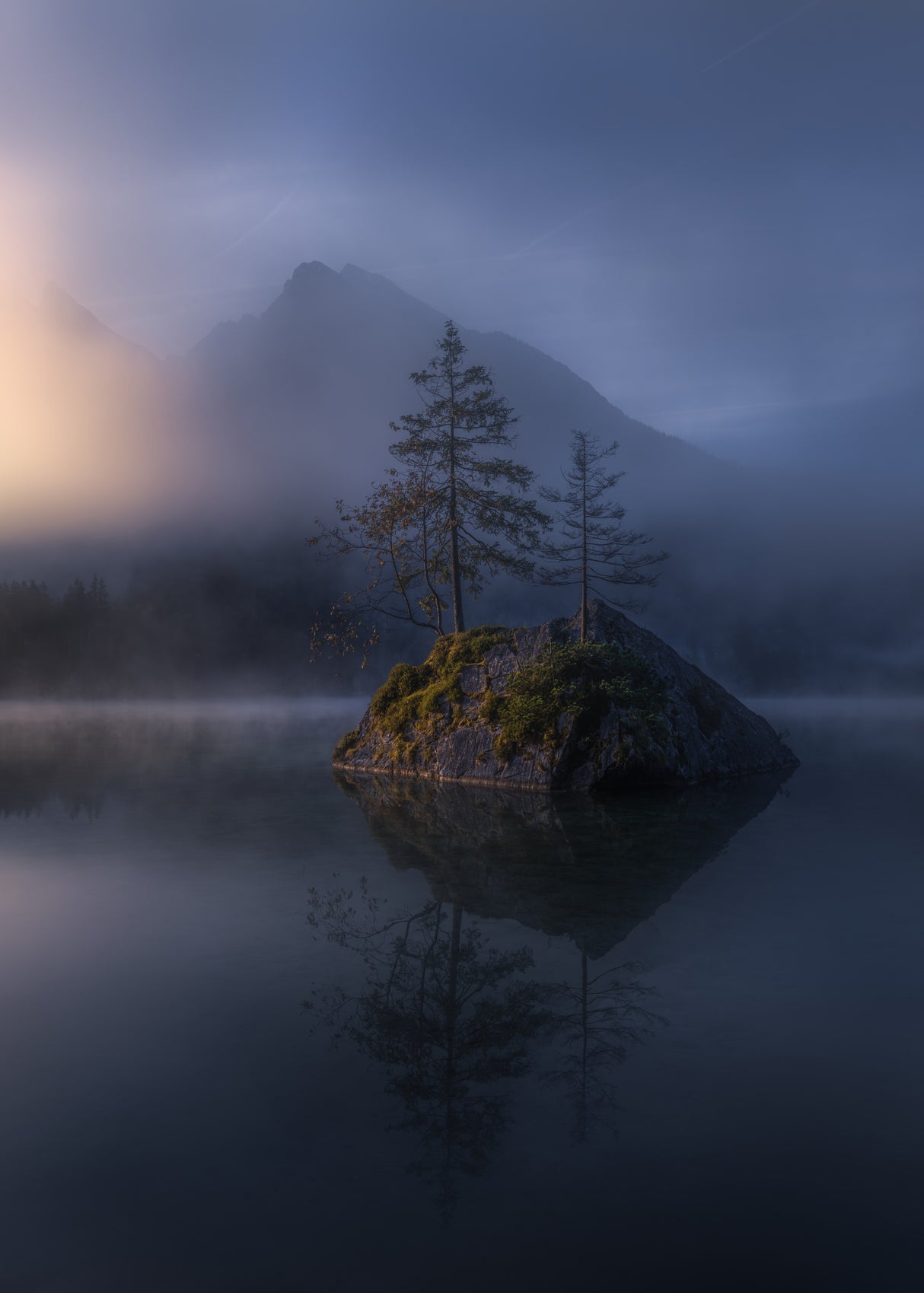 Misty Morning Solitude Poster och Canvastavla
