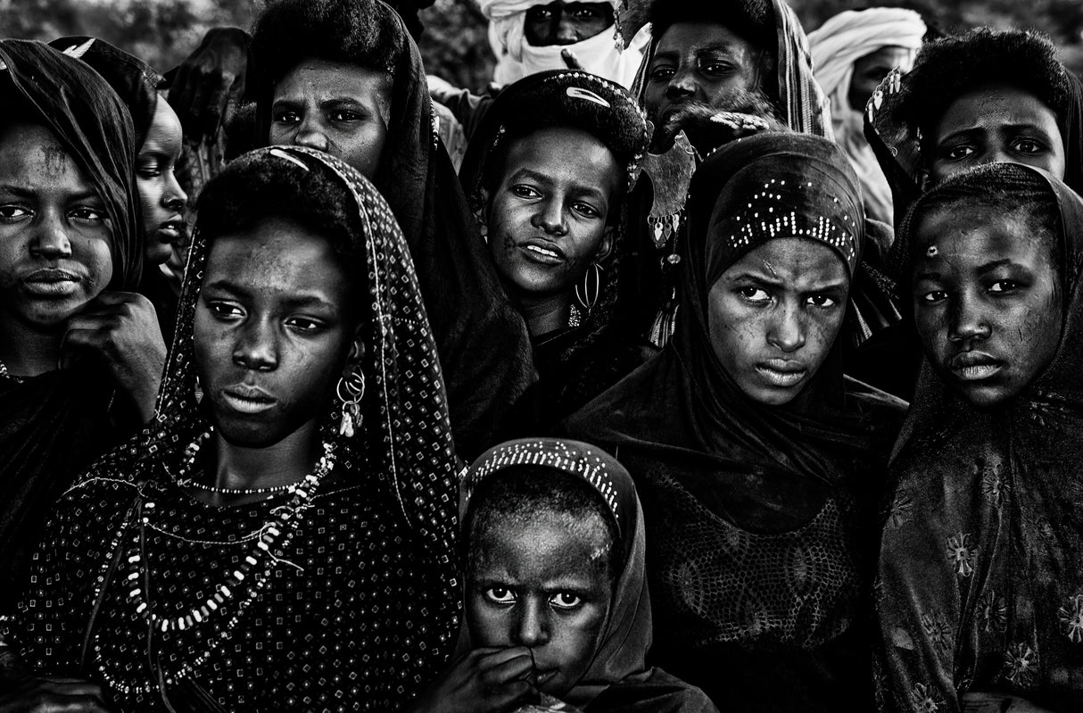 Watching the gerewol festival - Niger Poster och Canvastavla