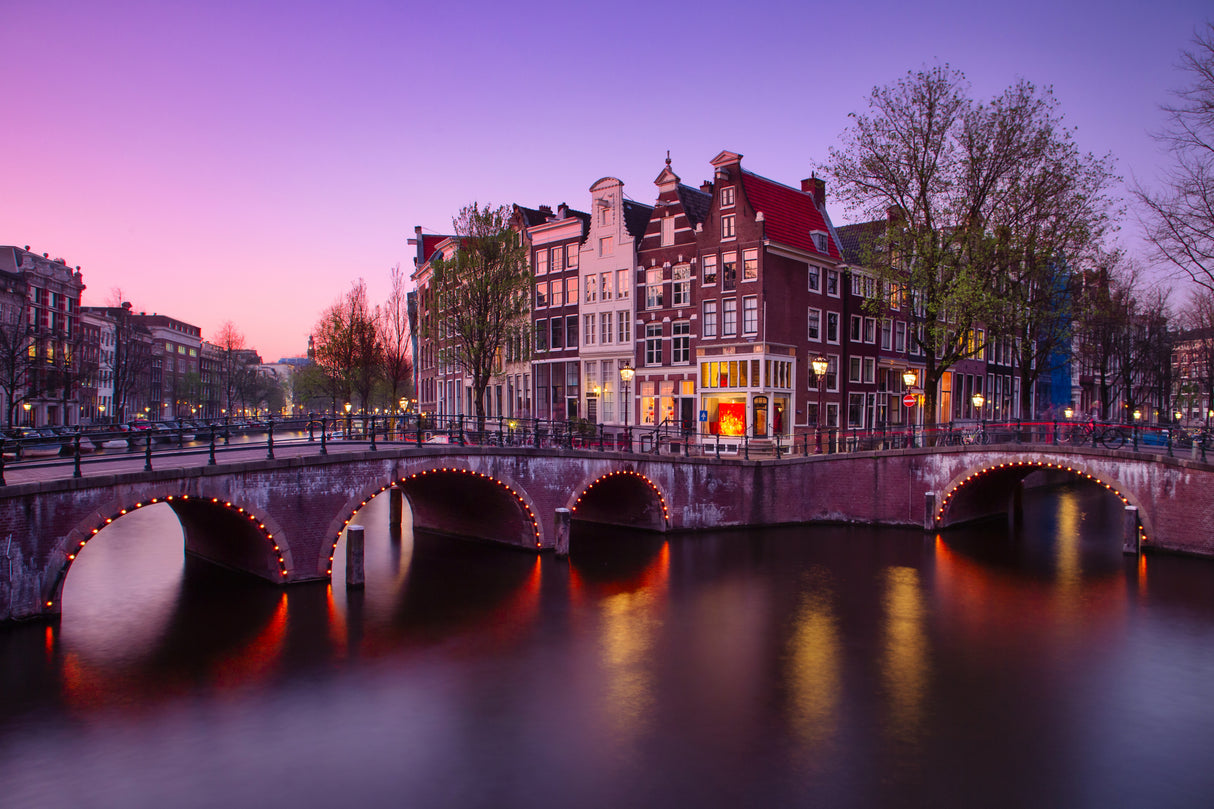 Amsterdam: Atardecer en el canal Poster och Canvastavla