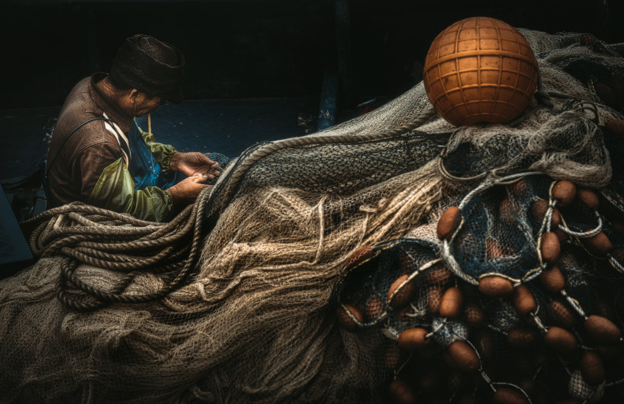 The man who repaired the net Poster och Canvastavla