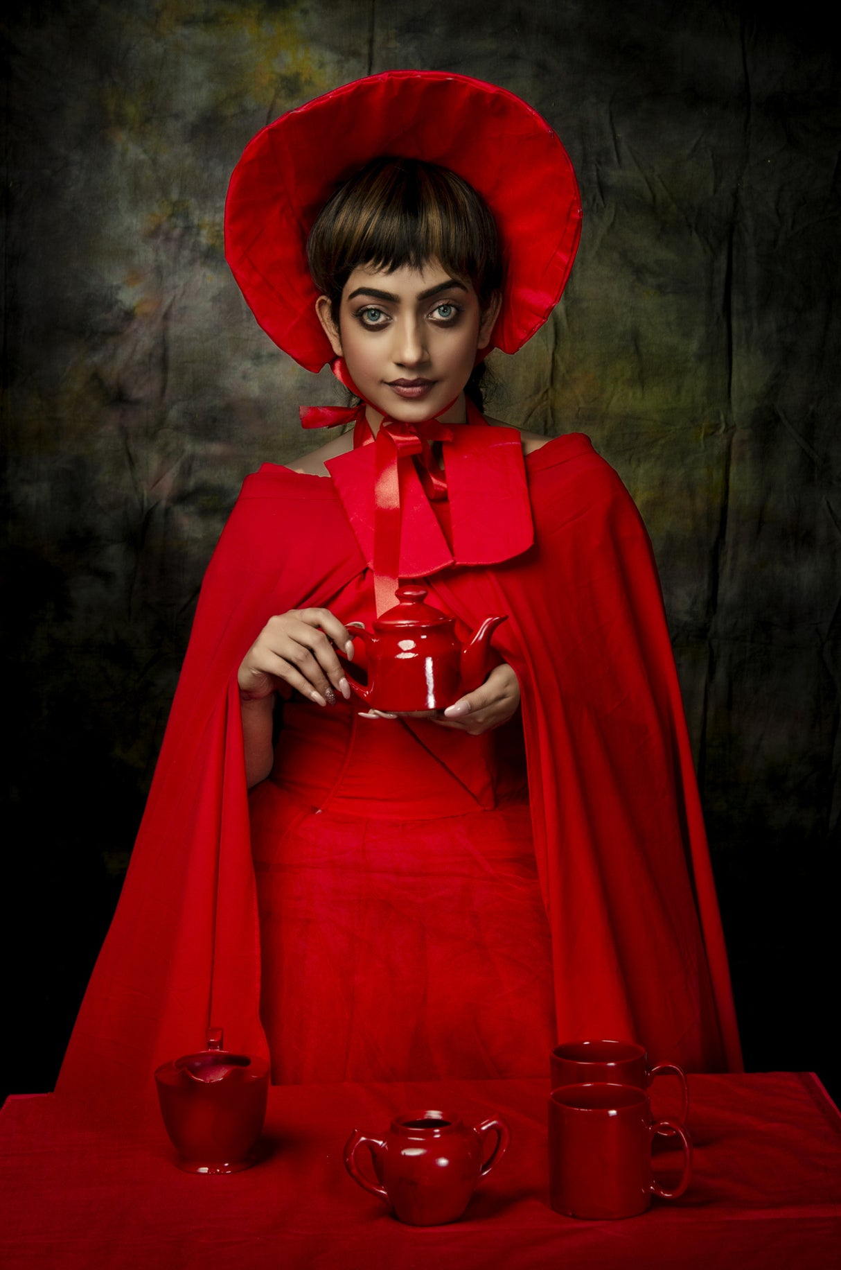 THE LADY WITH RED TEA POT Poster och Canvastavla