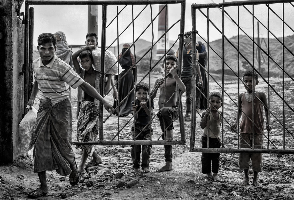 Rohingya refugee people going through the fences - Bangladesh Poster och Canvastavla