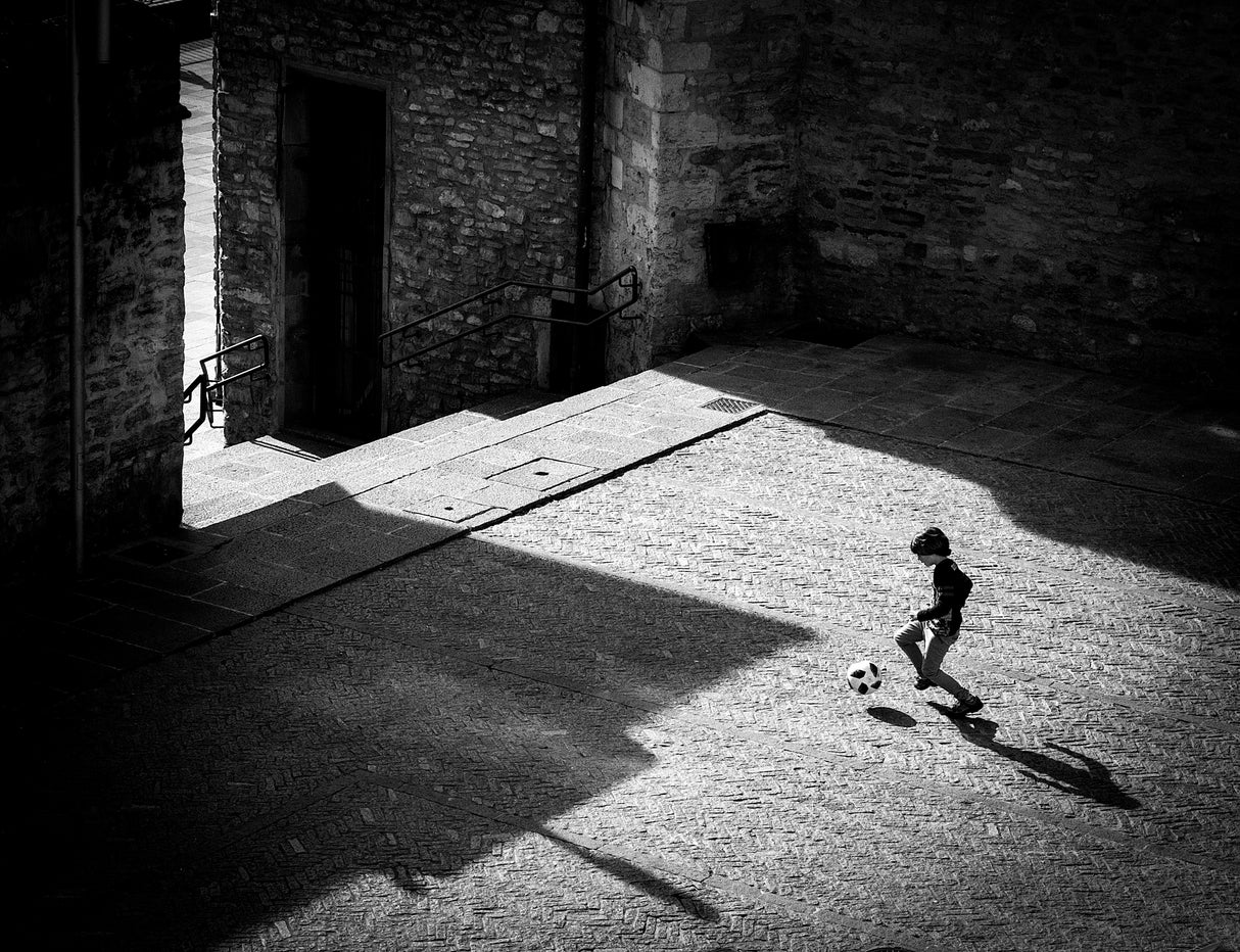 Child playing football Poster och Canvastavla