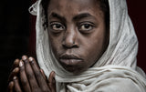 Ethiopian girl praying at a religious ceremony. Poster och Canvastavla