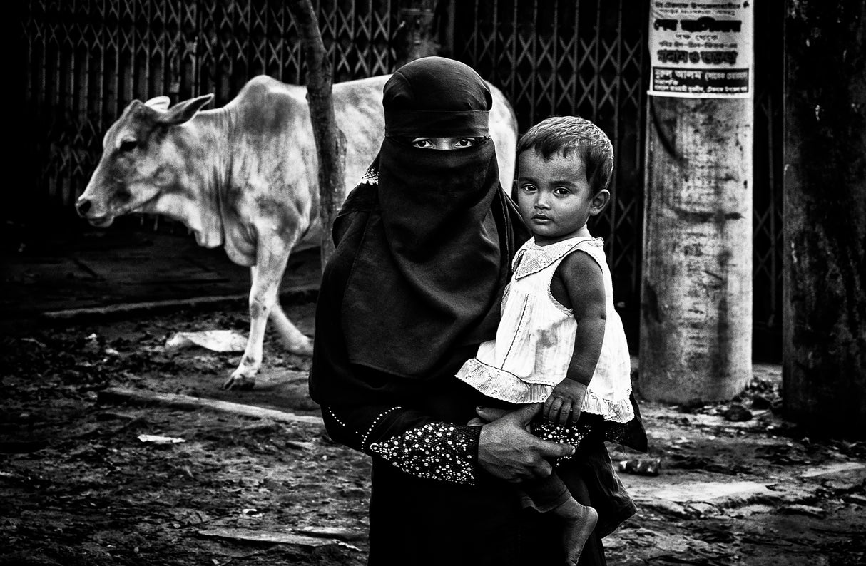 In the streets of Bangladesh. Poster och Canvastavla