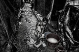 Rohingya refugee girl cleaning clothes in the street, in front of her house - Bangladesh Poster och Canvastavla