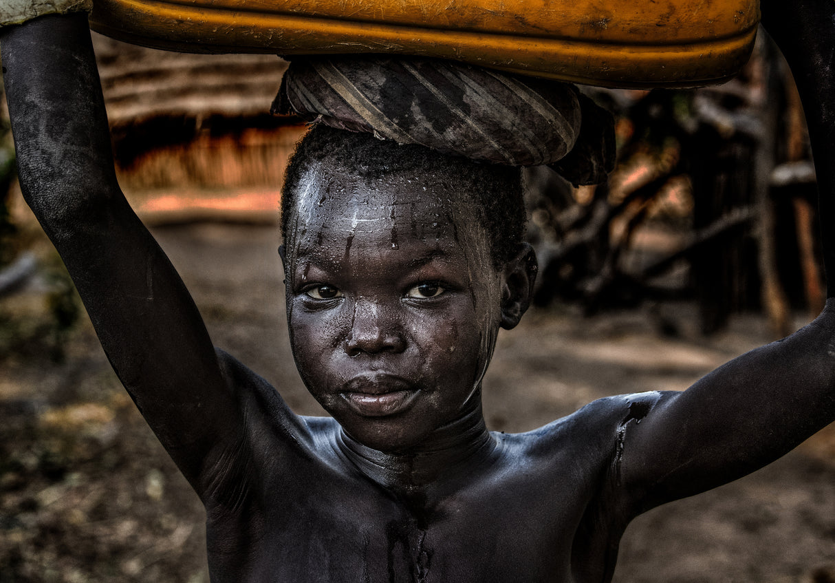 South sudanian child carrying a water containera Poster och Canvastavla