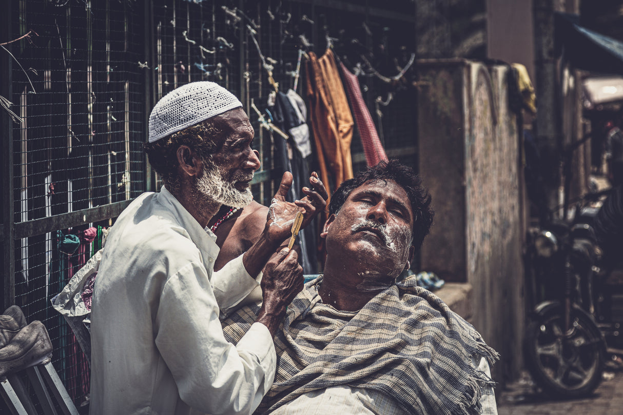 Street barber of Jaipur lake Poster och Canvastavla