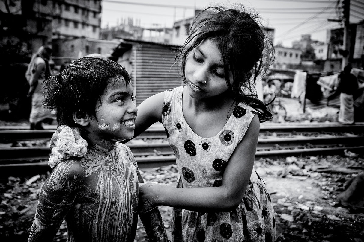 Morning hygiene in Dhaka slum Poster och Canvastavla