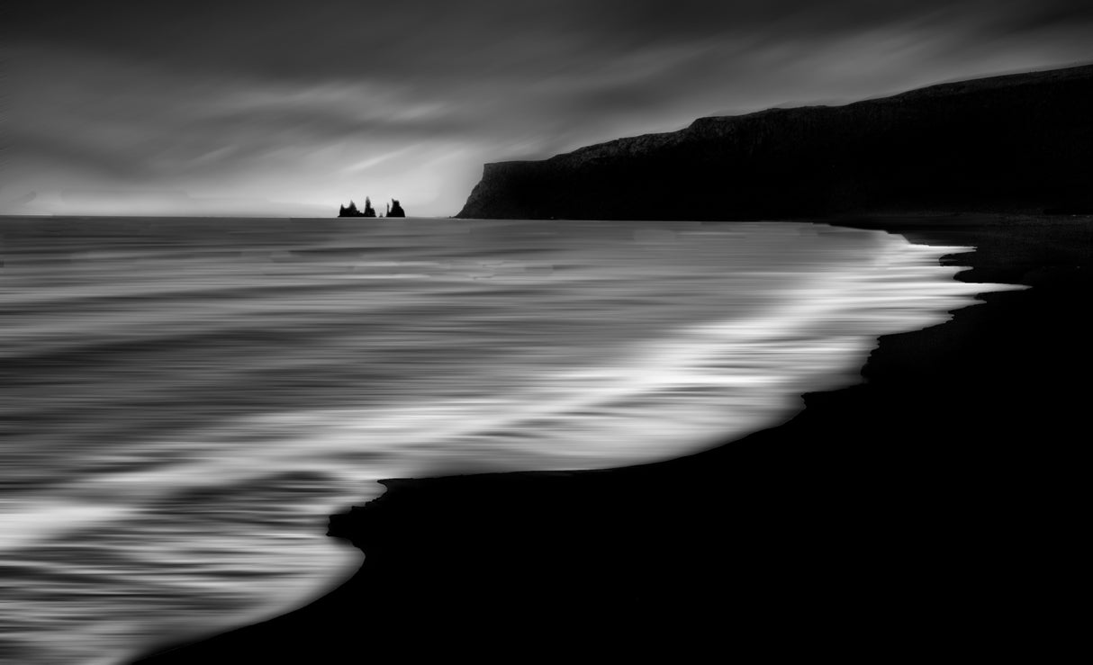 Black sand beach Poster och Canvastavla