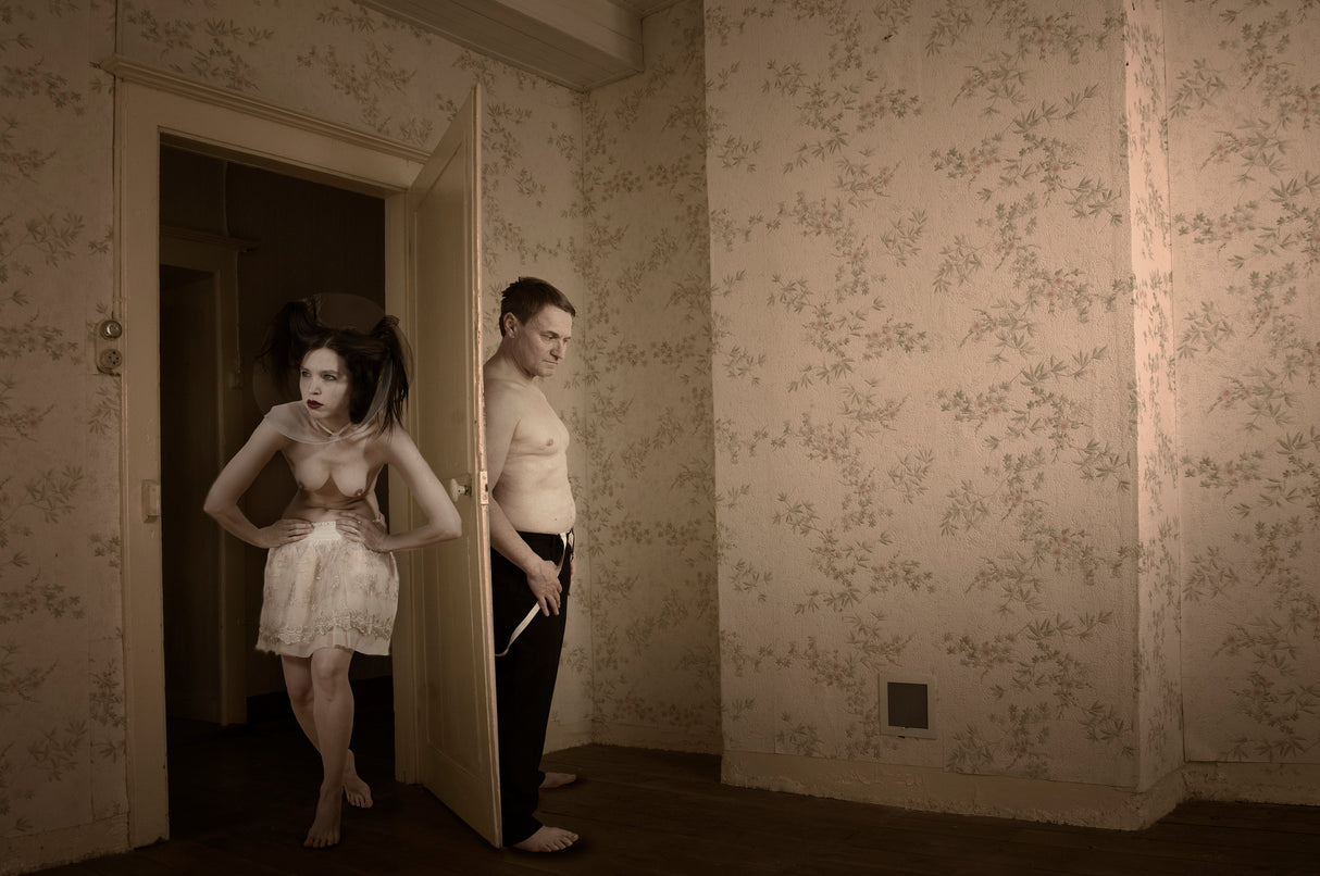 Distrust Poster och Canvastavla