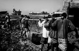 Chittagong shipyard workers - Bangladesh. Poster och Canvastavla