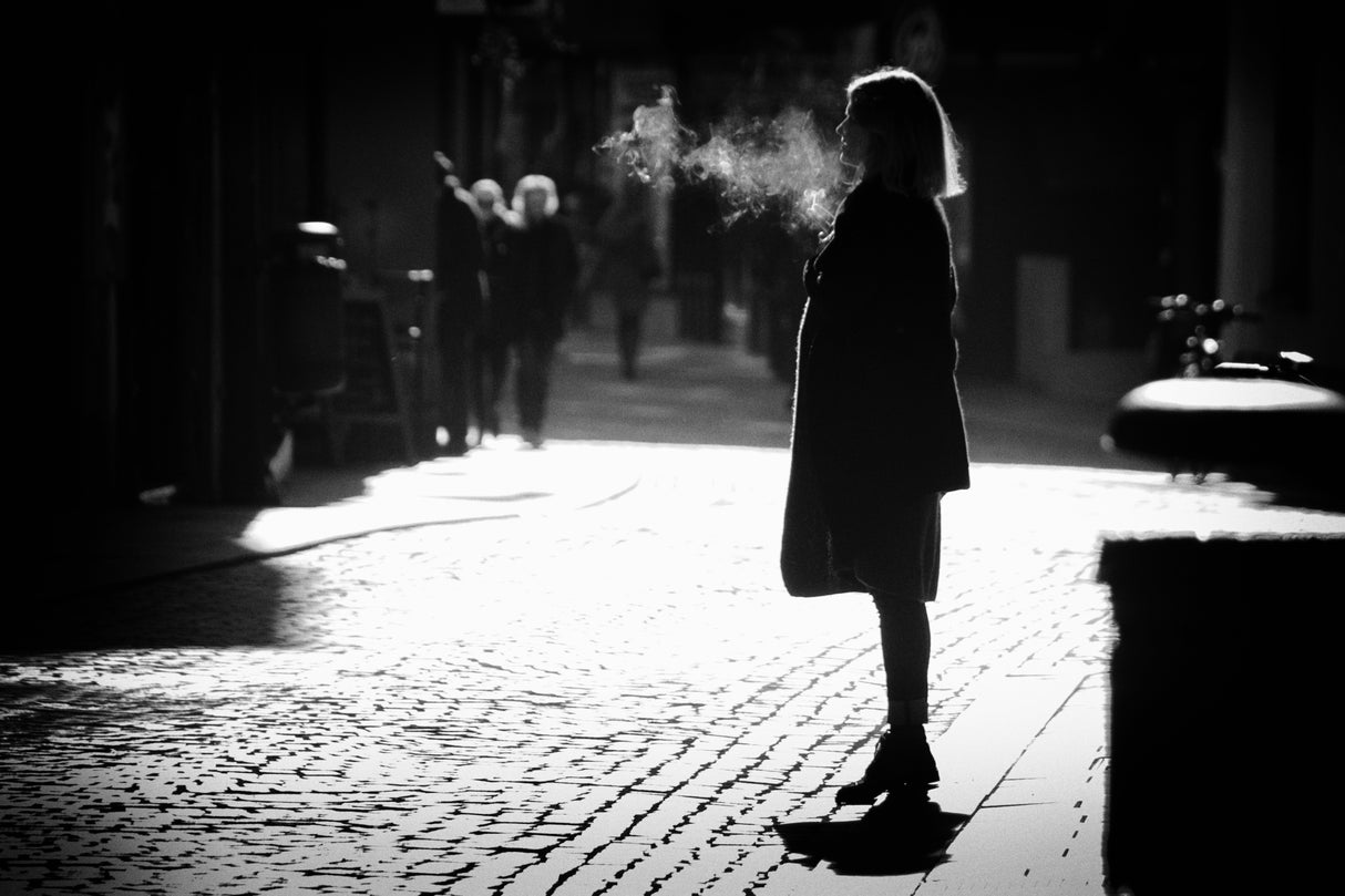 A woman who smokes Poster och Canvastavla
