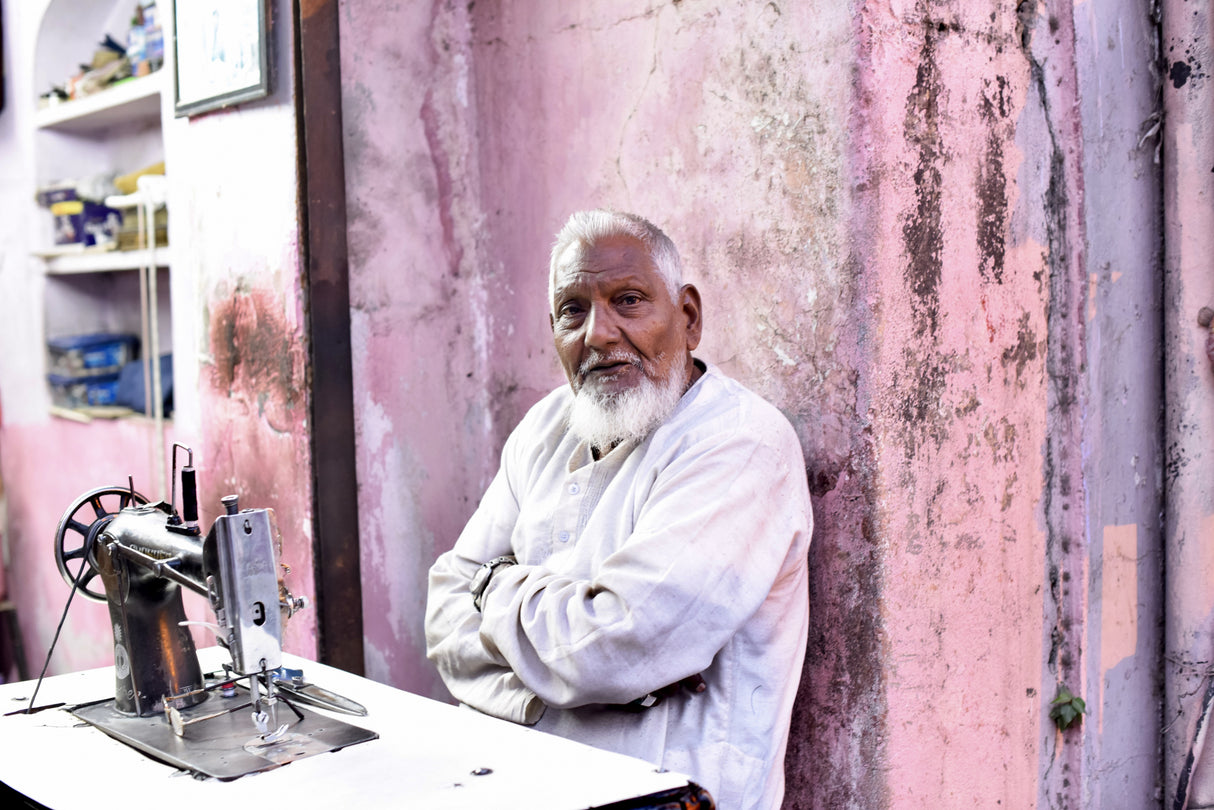 Old tailor in Jaipur Poster och Canvastavla