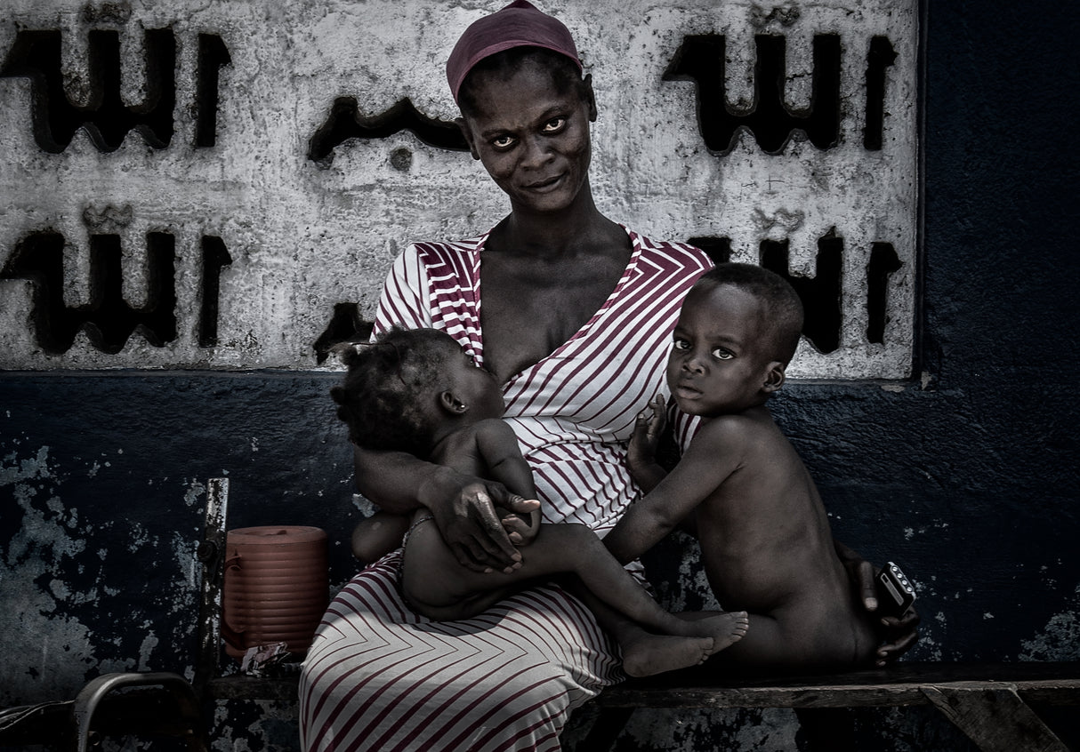 Breastfeeding her children in the streets of Acrra - Ghana Poster och Canvastavla