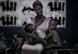 Breastfeeding her children in the streets of Acrra - Ghana Poster och Canvastavla