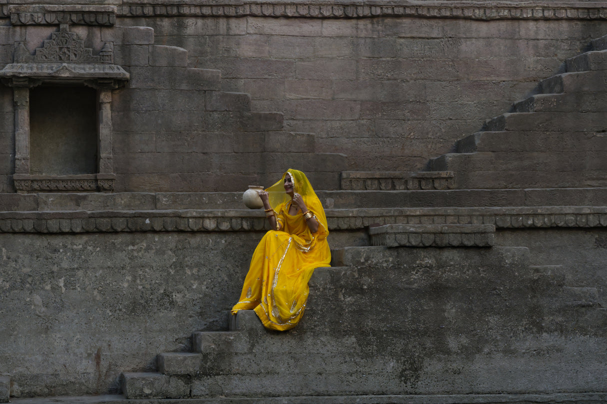Lady in Stepwell Poster och Canvastavla