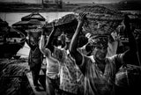 Unloading a boat in Dakha - Bangladesh Poster och Canvastavla
