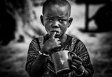 Licking her finger- Benin Poster och Canvastavla