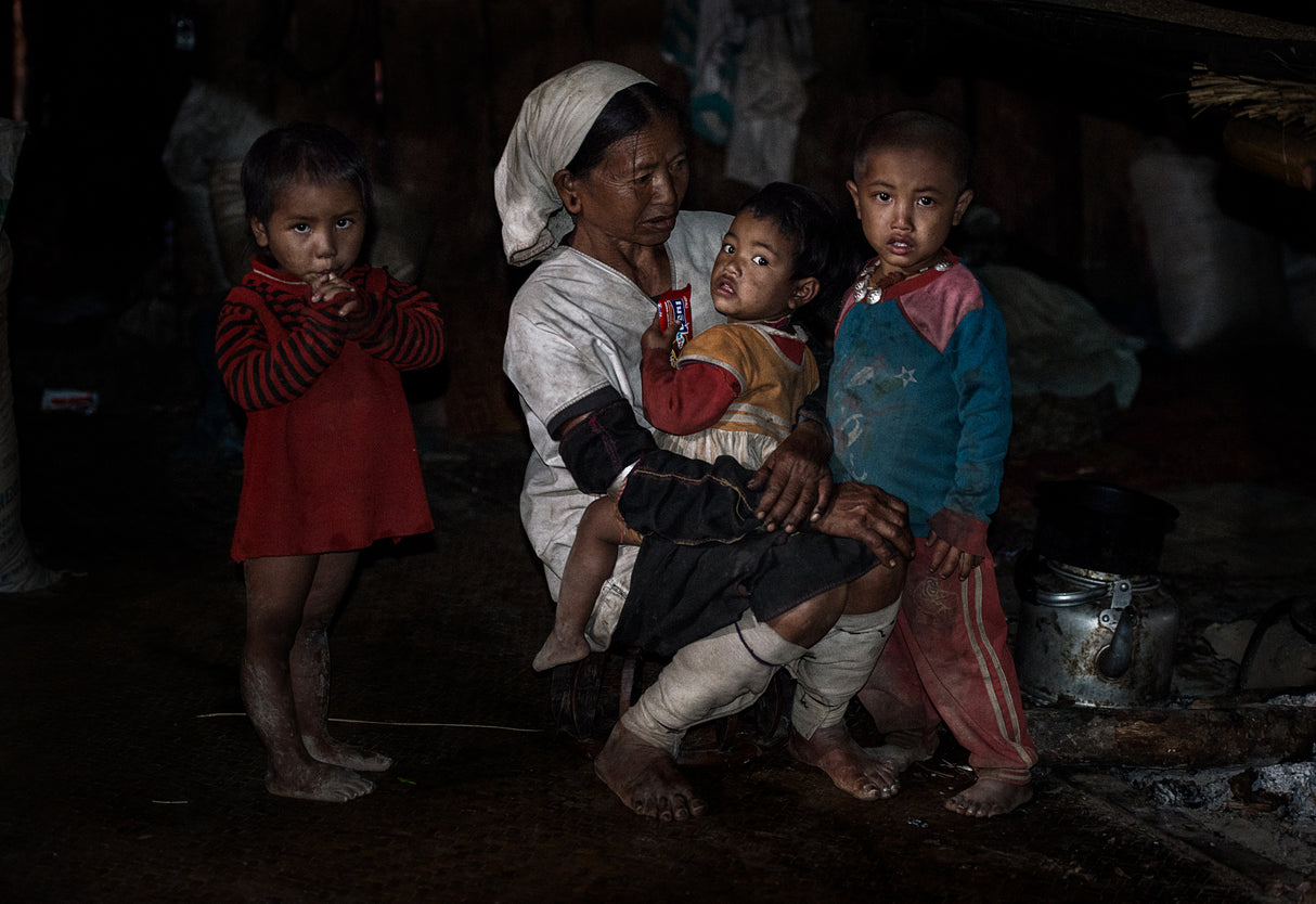 Loi tribe family at home - Myanmar Poster och Canvastavla