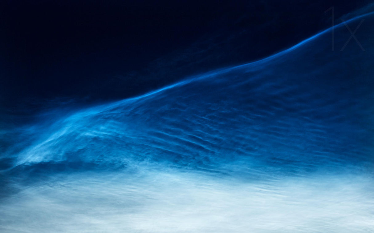 Cirrus clouds at midnight Poster och Canvastavla