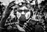 Surma woman painting her face - Ethiopia Poster och Canvastavla