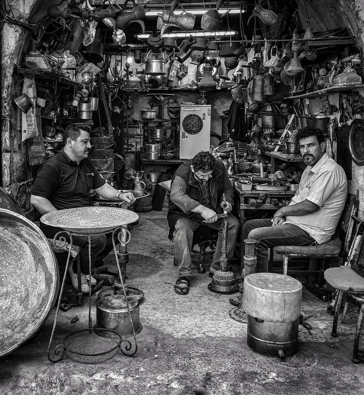 The traditional coppersmith profession in the city of Mosul Poster och Canvastavla