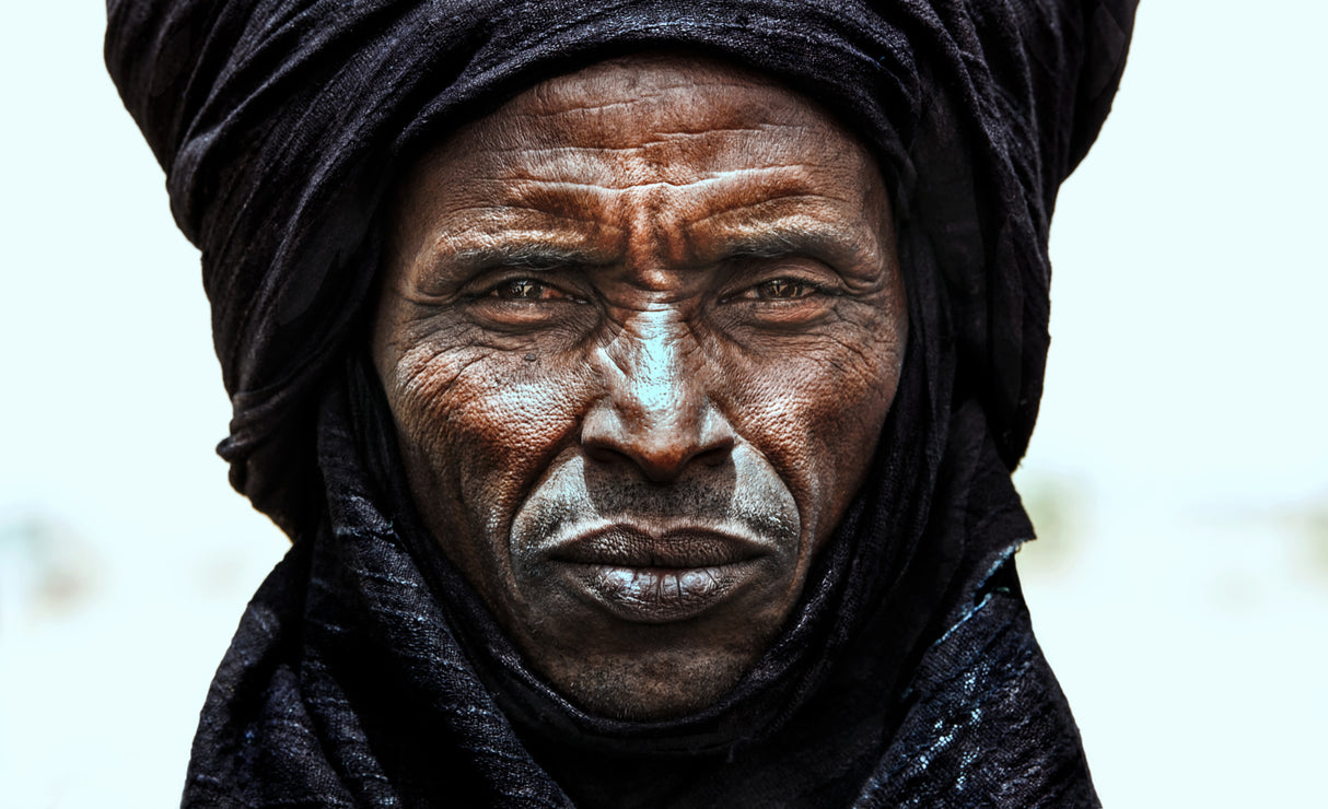 Peul tribe man watching the gerewol festival - Niger Poster och Canvastavla