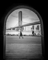 walking by the Brooklyn Bridge Poster och Canvastavla