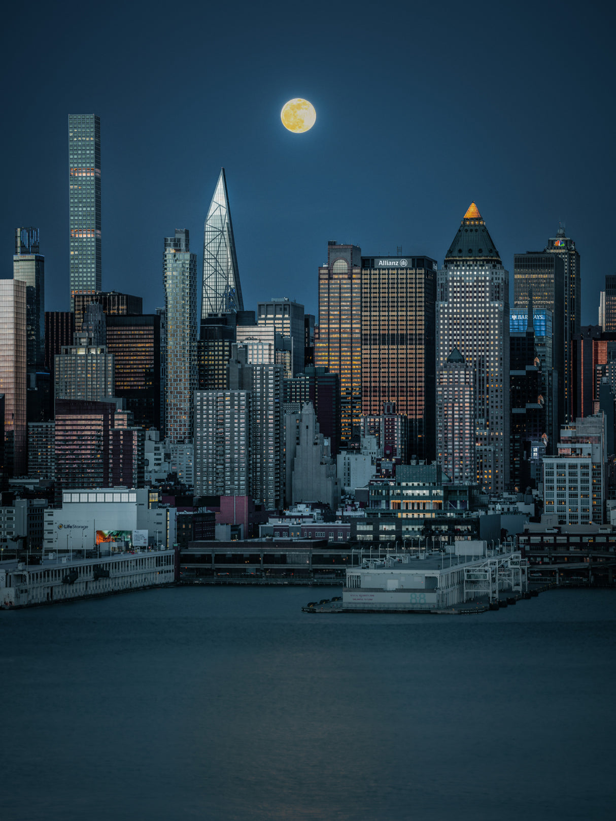 Lunar Elegance over Manhattan Poster och Canvastavla