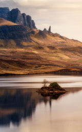 Gazing at the Ancient Sentinel: The Old Man of Storr Poster och Canvastavla