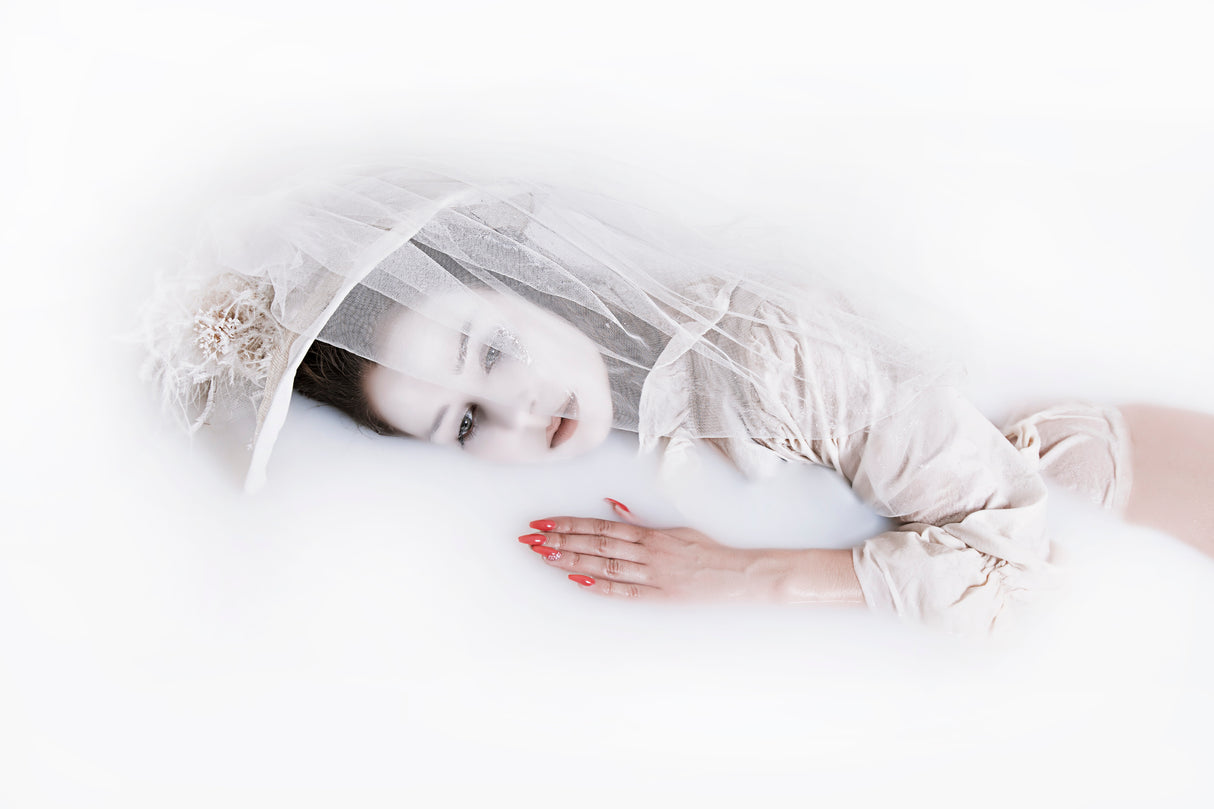 A lady in a milk bath Poster och Canvastavla