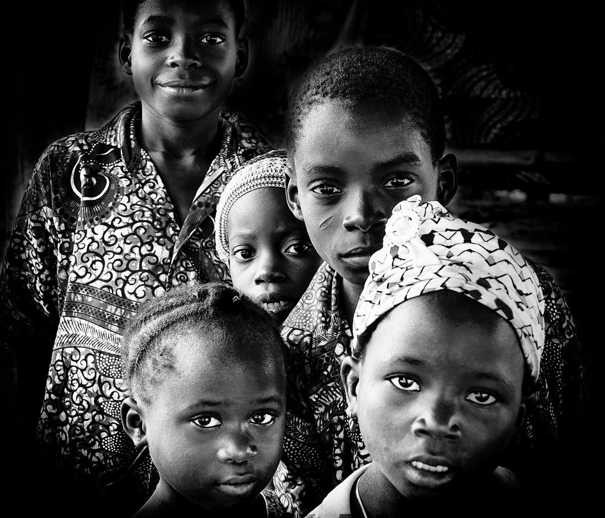 they all wanted to be in the picture (2) b&amp;w Poster och Canvastavla