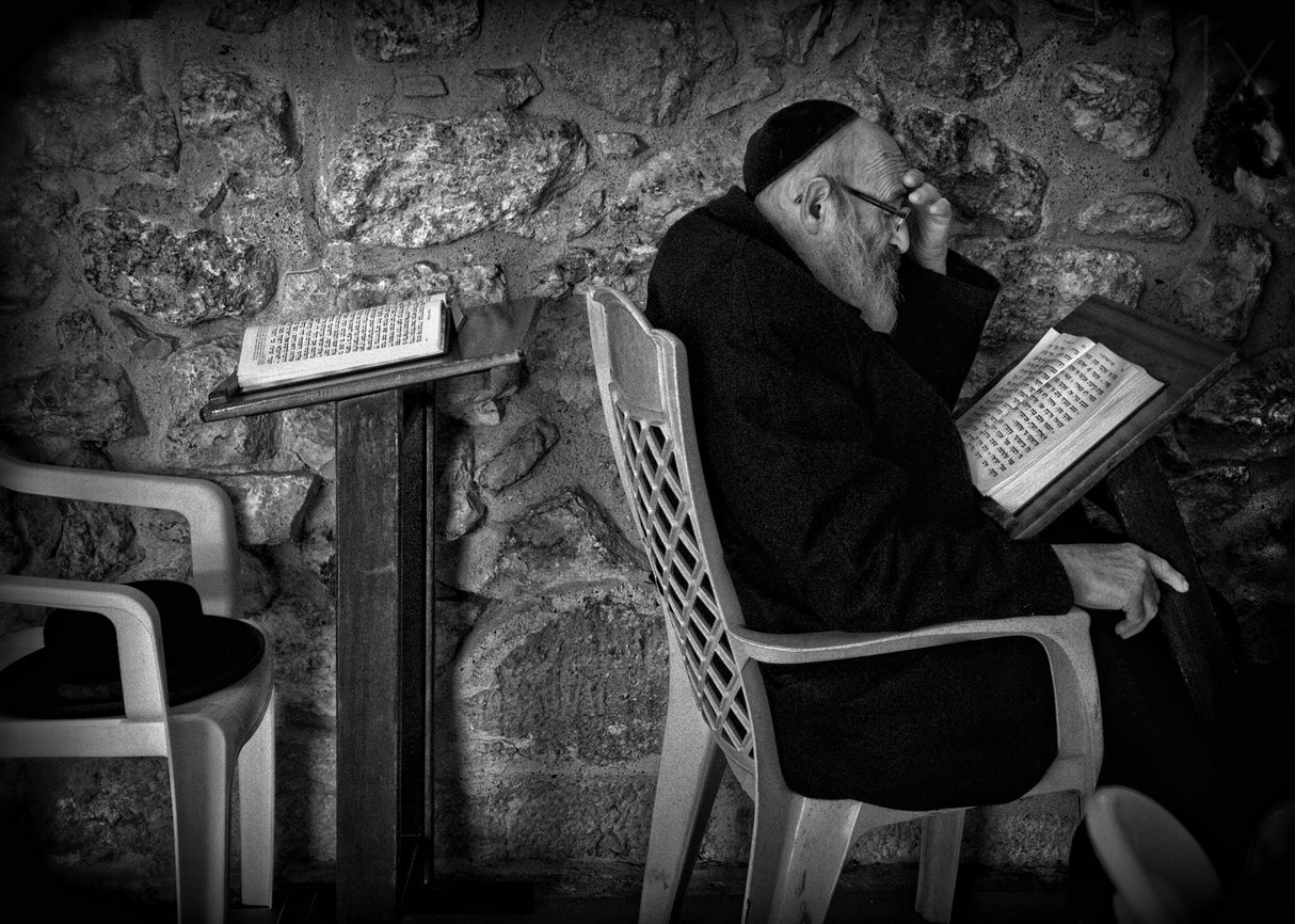 Reading a holy book (Jerusalem, Israel). Poster och Canvastavla