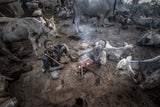 Two mundari children in the heat of a bonfire - South Sudan Poster och Canvastavla
