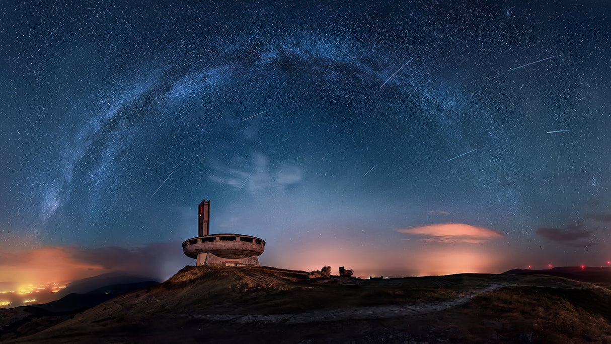 Perseids over Buzludzha Poster och Canvastavla