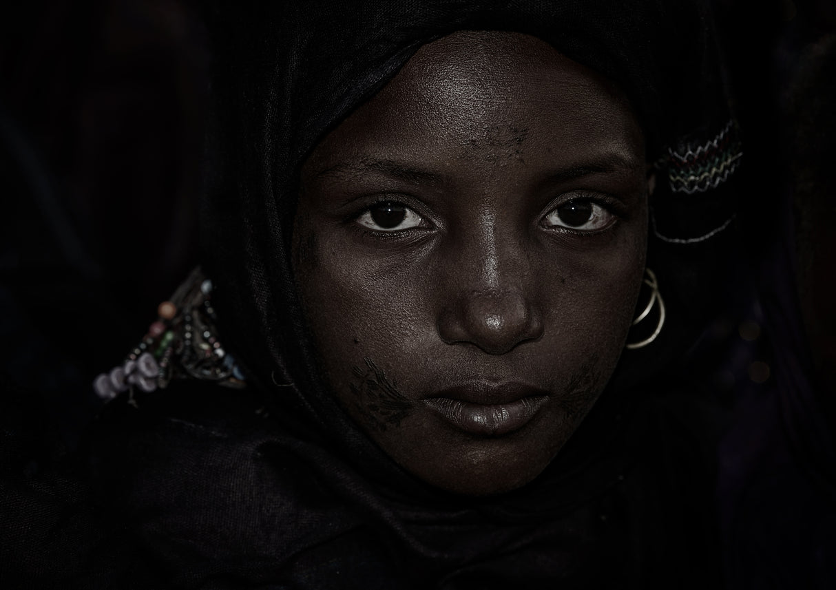 Girl watching the gerewol festival-I - Niger Poster och Canvastavla