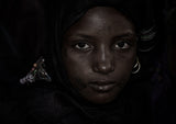 Girl watching the gerewol festival-I - Niger Poster och Canvastavla
